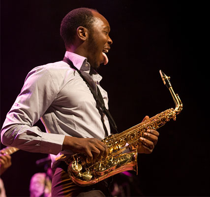 Seun Kuti, alto saxophone, vocals, chant en 2011 à Gonnesse (FR)